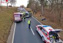 Nö: Unfallfahrzeug mit Steckleitern aufgerichtet und im Sicherheitsgurt “Gefangene” befreit