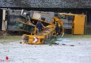 Oö: Schwerlast-Autokran am Fußballplatz in Heiligenberg umgestürzt