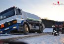 Oö: Bergung eines festsitzenden, in Schräglage befindlichen Tankwagens in Hof