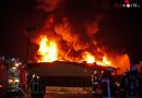 Deutschland: Millionenschaden → Lagerhallengroßbrand erfasst auch Autohaus