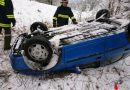 Oö: Unfallfahrzeug neben der B 145 bei Bad Ischl einfach liegen gelassen