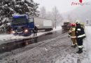 Oö: Hängenden Lkw auf der B 145 in Bad Ischl mit Seilwinde geborgen