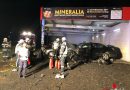 Stmk: Pkw stürzt bei Unfall in Autohaus → Lenker schwerst verletzt