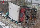 Oö: Lkw mit Gasflaschen in Kallham umgestürzt → Gas strömt aus Flaschen