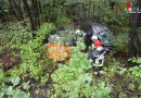 Nö: Pkw samt Anhänger nach Crash gegen Baum in Wald gestürzt