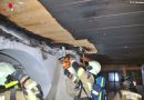 Tirol: Brennende Holzdecke im Kaminbereich einer Wohnung in Kitzbühel