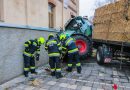 Stmk: Verunfallter Traktorlenker zwischen Hausmauer und Fahrerkabine eingeklemmt