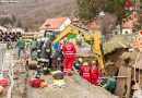 Nö: Arbeiter von in Künette gestürzten Felsbrocken eingeklemmt