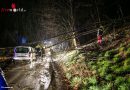 Oö: Entwurzelter Baum stürzte auf abgestelltes Fahrzeug und Hausdach in Kremsmünster