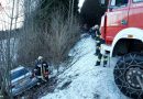 Nö: Fahrzeugbergung aus Gestrüpp auf der Hochneukirchenstraße in Krumbach