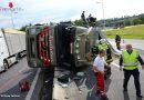 Oö: Sattelschlepper auf Autobahnauffahrt Steyrermühl umgestürzt → Fahrer verletzt