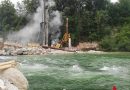Oö: Schwer erreichbarer Brand einer Baumaschine an der Traun in Laakirchen