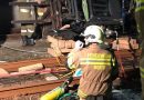 Oö: Person klemmt in seitlich abgestürzten Gabelstapler