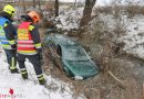 Nö: Auto landet nach Verkehrsunfall im Laxenburger Kanal