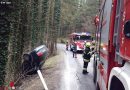 Stmk: Auto hängt am Dach liegend in Waldstück bei Ligist