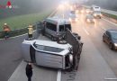 Oö: Unfall auf der A1 am Ebelsberger Berg → Transportiertes Fahrzeug stürzt von Hänger