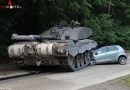 Deutschland: Abbiegender Panzer überrollt Pkw im Frontbereich