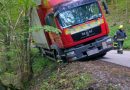 Oö: Absturzdrohender Lkw in Hartkirchen durch Baum festgehalten