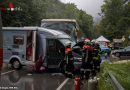Bayern: Reisebus und Wohnmobil stoßen auf der B305 an der Kugelmühle zusammen → sieben Verletzte