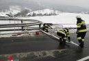 Stmk: Lastkraftwagen geriet auf schneeglatter Fahrbahn ins Schleudern und ramt Geländer