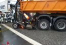 Deutschland: Schwerer Verkehrsunfall auf der Autobahn 1: Lkw – Fahrer im Führerhaus eingeklemmt