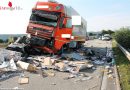 Deutschland: Lkw schiebt Wohnwagengespann auf vorderen Lkw → 1 Todesopfer
