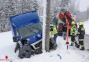 Oö: Eisglätte-Ausrutscher endet für Transporter in Micheldorf am Strommast