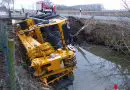 Deutschland: Mit Autokran in Wassergraben gestürzt