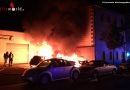 Deutschland: Vier Pkw brennen in Mönchengladbach vor einer Werkstatt