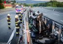 Stmk: Spektakulärer Verkehrsunfall auf der A2 → Pkw liegt zwischen Leitschienen