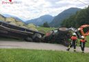 Bayern: Traktor-Anhänger-Gespann kippt in Marktschellenberg in Wassergraben