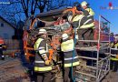 Bayern: Geschleppter Lkw prallt gegen Autobus: Lastwagenfahrer eingeklemmt