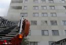 Bayern: Feuerwehr holt Personen bei Wohnungsbrand von Flachdach