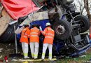 Bayern: Spektakulärer Unfall auf BAB99: Lkw stürzt bei Ausweichmanöver über Böschung