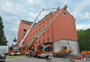 Bayern: Zwei Drehleitern und Hubrettungsbühne bei Feuer am Dach in München im Einsatz