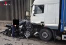 Schweiz: Lkw kracht ungebremst auf Pkw auf → eine Person klemmt in Auto