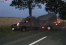 Deutschland: VW Crafter Lieferwagen bei Anprall an Baum in der Mitte geknickt