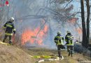 Oö: Brandausbreitung beim Reisig verbrennen auf Gerätehalle, Holzstoß und Wald