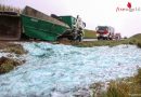 Oö: Lkw-Anhänger mit Recyclingglas bei Unfall in Ottnang am Hausruck umgestürzt