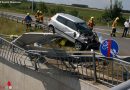 Oö: Spektakulärer Unfall in Pasching → Leitschiene ramponiert, Tunnelschutzgitter bewahrt vor Absturz