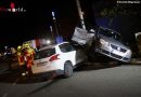 Oö: Unfall bei der Plus-City: Pkw zwischen Auto und Straßenlaterne verkeilt