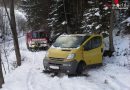 Nö: In Rinne hängenden Kastenwagen in Payerbach geborgen