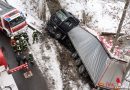 Oö: Sattelschlepper rund 10 m von Naarntal Bundesstraße gestürzt