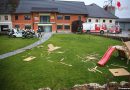 Oö: Pkw fliegt bei Verkehrsunfall in Pettenbach durch Spielturm und landet im Garten