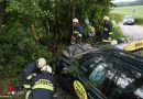 Oö: Taxi kracht bei Unfall in Pichl bei Wels gegen mehrere Bäume