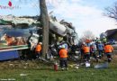 Bayern: Sattelschlepper kracht gegen Baum → junger Lenker hat enormes Glück