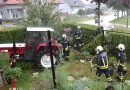 Bgld: Traktor durchbricht eine Hecke und kracht in einen Garten → Lenker flüchtet