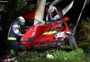 Oö: Auto wickelt sich bei Unfall um Baum → enormes Glück für Lenker in Pinsdorf