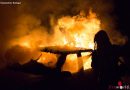Deutschland: Brennender Kleinbus entzündete Unterstellplatz in Düsseldorf