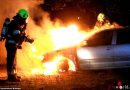 Deutschland: Fünf brennende Pkw vor Gebäude in Bruchsal